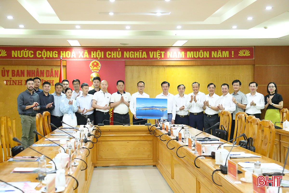 PCT UBND tỉnh Trần Báu Hà tặng quà, chụp ảnh lưu niệm cùng Đoàn