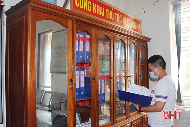Người dân tìm hiểu về thủ tục hành chính thuế công khai tại trụ sở Chi cục Thuế Khu vực TP Hà Tĩnh - Cẩm Xuyên