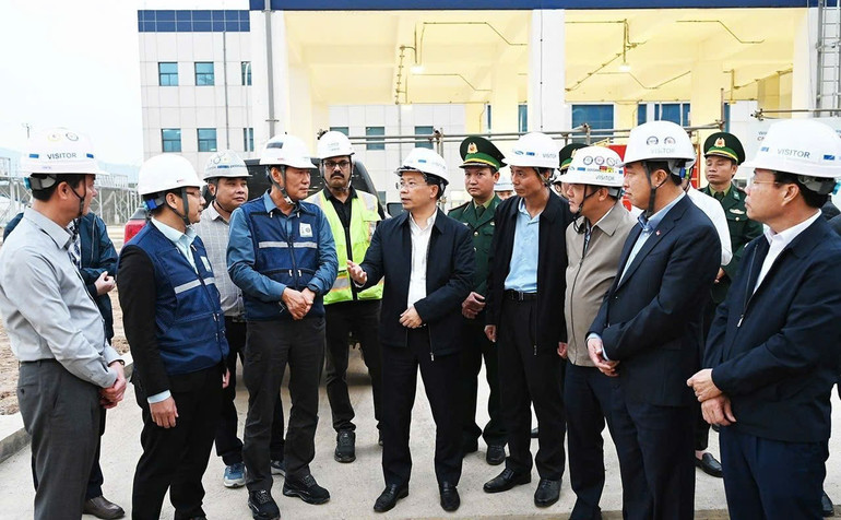 A group of men wearing hard hatsDescription automatically generated
