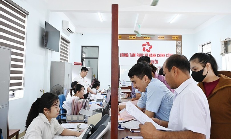 A group of people working at computersAI-generated content may be incorrect.