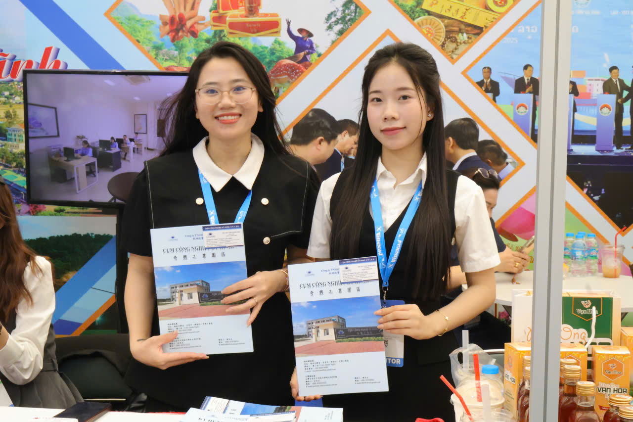 Gian hàng Hà Tĩnh tại VietNam Expo 2026 hút nhà đầu tư tham quan, khảo sát