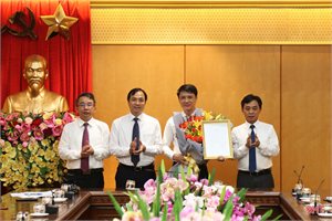 Trao quyết định bổ nhiệm Phó Chánh Văn phòng Tỉnh ủy Hà Tĩnh
