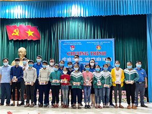 Chi đoàn Văn phòng Đoàn ĐBQH, HĐND và UBND tỉnh Hà Tĩnh: Trao tặng thiết bị thông minh cho học sinh nghèo
