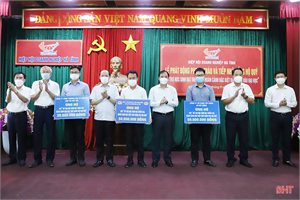 Hiệp hội Doanh nghiệp Hà Tĩnh phát động ủng hộ Quỹ "Hỗ trợ học sinh đạt điểm cao, hoàn cảnh đặc biệt khó khăn vào đại học”