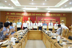 Chủ tịch UBND tỉnh tặng Bằng khen cho Trung tâm Hỗ trợ phát triển doanh nghiệp và Xúc tiến đầu tư tỉnh
