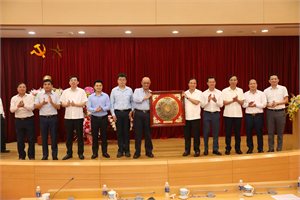 Bí thư Tỉnh ủy chúc mừng các doanh nghiệp KKT Vũng Áng nhân ngày Doanh nhân Việt Nam.