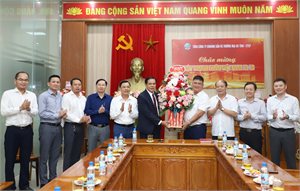 Chủ tịch Ủy ban nhân tỉnh chúc mừng doanh nghiệp trên địa bàn thành phố nhân Ngày Doanh nhân Việt Nam 13/10